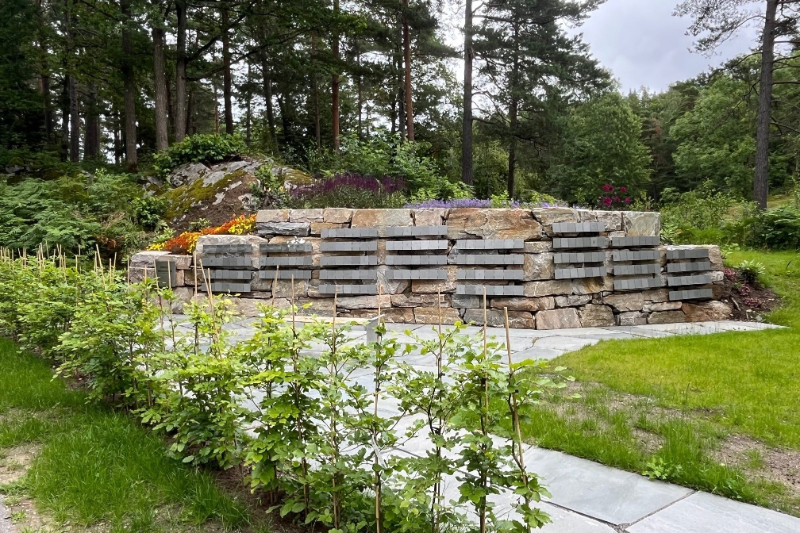 Navnet minnelund Arendal – paviljong og naturstein